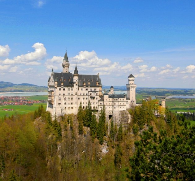 Schloss Neuschwanstein mit Blick auf die Gemeinde Halblech