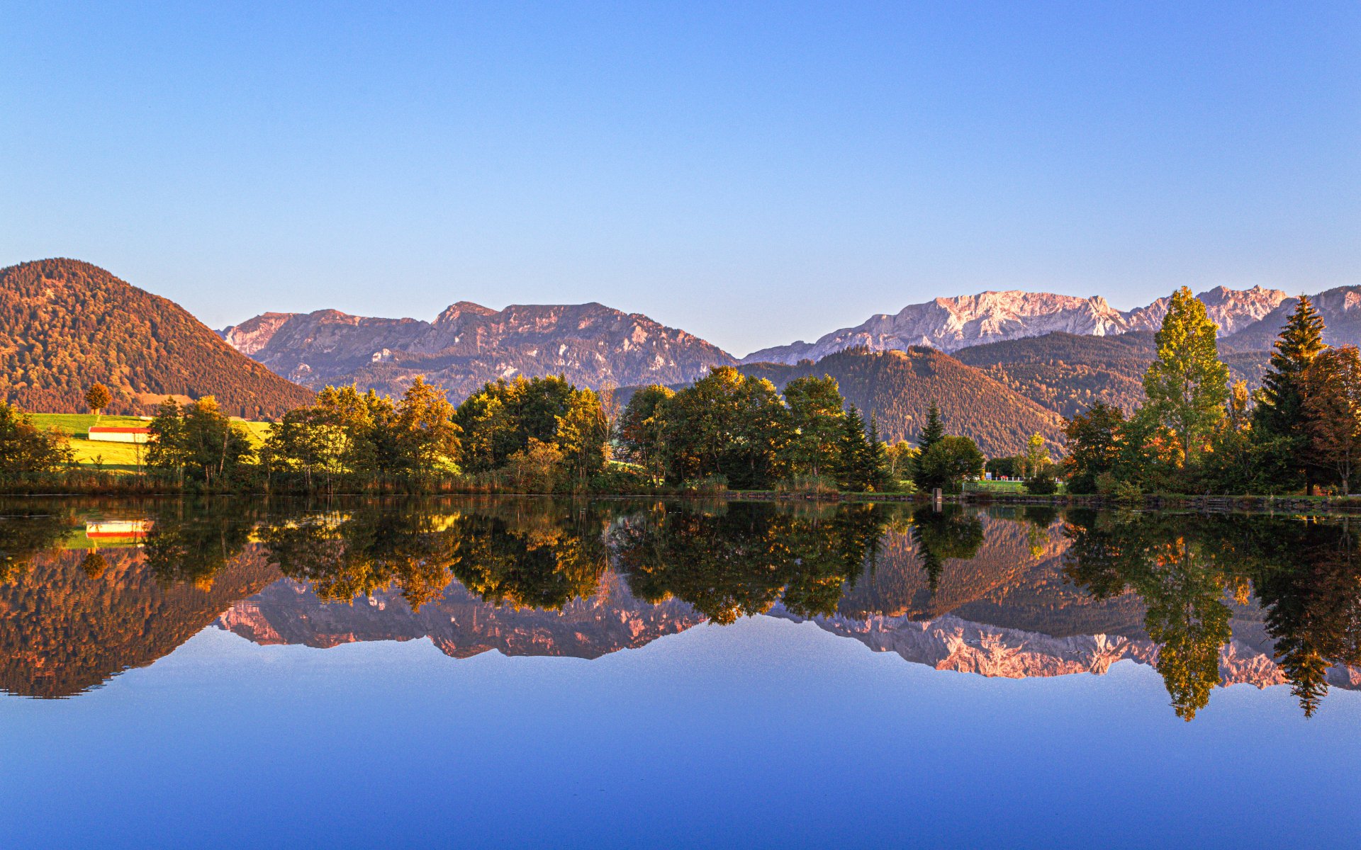 Kühmoossee mit Blick auf den Buchenberg in der Gemeinde Halblech