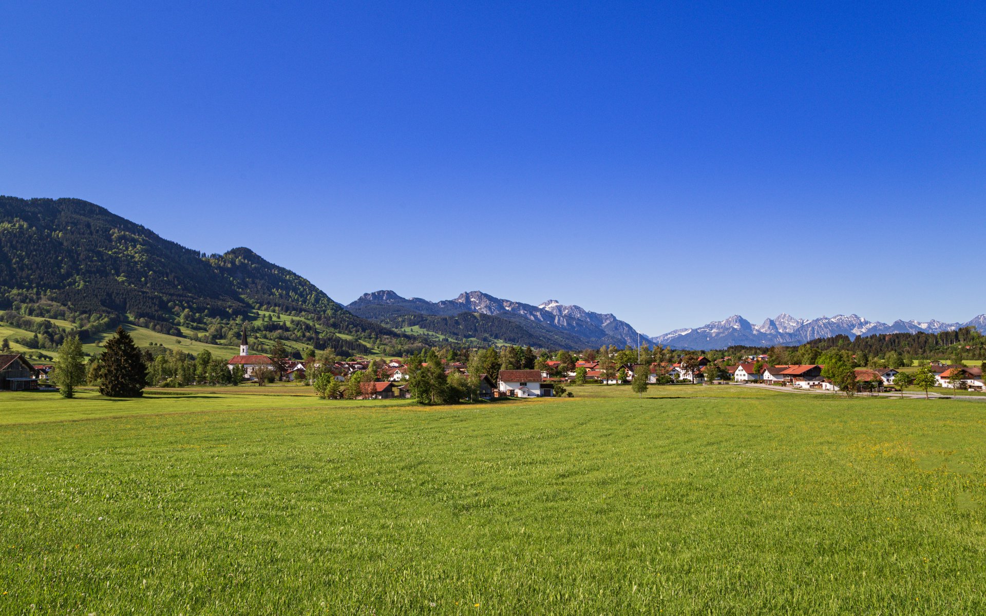 Trauchgau mit Blick auf das Ammergebirge sowie die Allgäuer und Tannheimer Berge